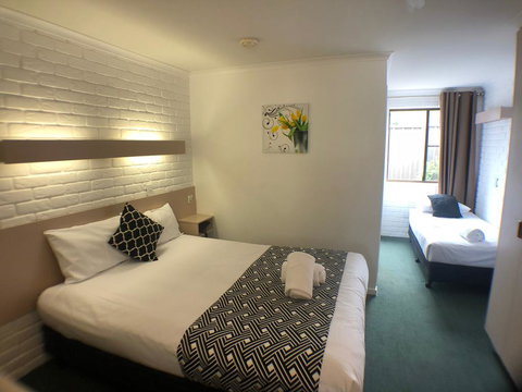 Jacaranda Place Motor Inn - Redcliffe Tourism 3