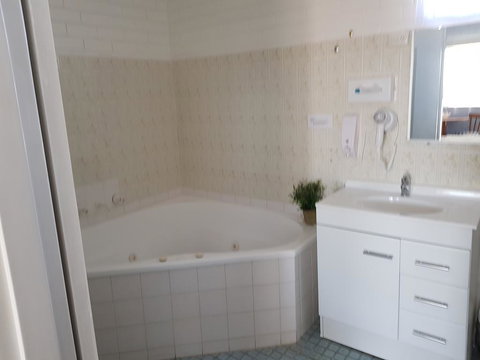 Jillaroo Motor Inn - Redcliffe Tourism 3