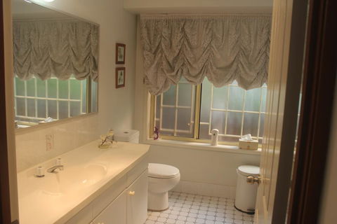 JOHN HUNTER B&B - Redcliffe Tourism 1