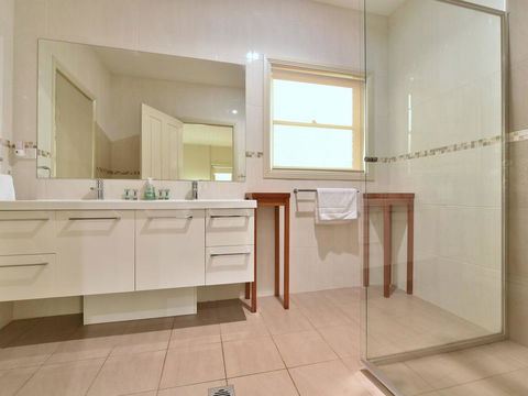 King Retreat Estate - You Can Honestly Walk To Bimbadgen And Hope Estate Concerts - Redcliffe Tourism 3