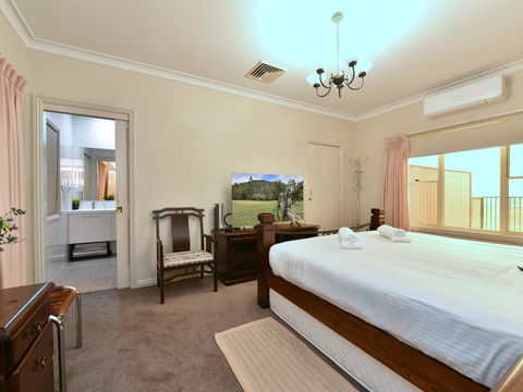 King Retreat Estate - You Can Honestly Walk To Bimbadgen And Hope Estate Concerts - Redcliffe Tourism 2