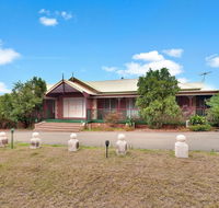 King Retreat Estate - you can honestly walk to Bimbadgen and Hope Estate concerts - Redcliffe Tourism