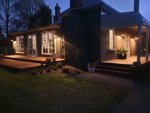 Kings Cottage Uralla - Redcliffe Tourism 2