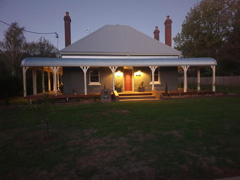 Kings Cottage Uralla - Redcliffe Tourism 0