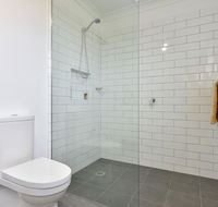 Kinloch Cottage renovated to new on Daisy Hill Vineyard - Redcliffe Tourism