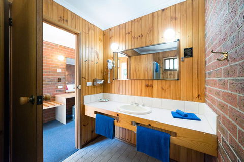 Kookaburra Motor Lodge - Redcliffe Tourism 1