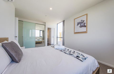 KOZYGURU BROADBEACH AMAZING VIEW 2 BED APT + FREE PARKING WALK TO BEACH QBR004 - Redcliffe Tourism 2