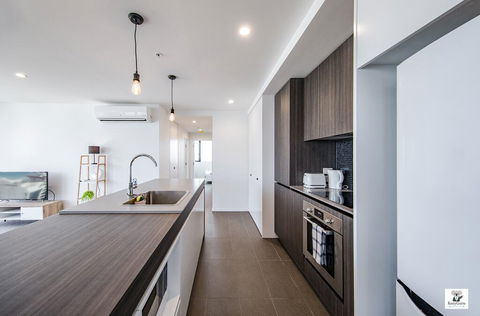 KOZYGURU BROADBEACH AMAZING VIEW 2 BED APT + FREE PARKING WALK TO BEACH QBR004 - Redcliffe Tourism 3