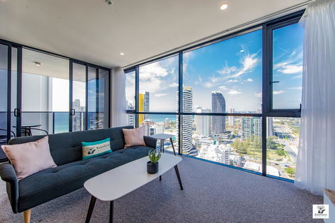 KOZYGURU BROADBEACH AMAZING VIEW 2 BED APT + FREE PARKING WALK TO BEACH QBR004 - Redcliffe Tourism 0