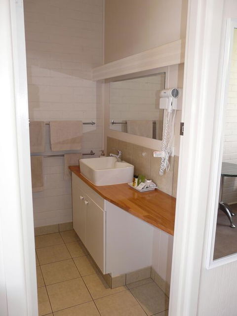 Lake Bolac Motel - Redcliffe Tourism 2
