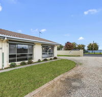 Lake Escape on Pool Avenue - Redcliffe Tourism