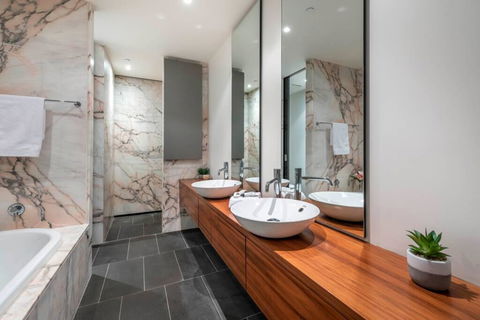 Lake Views, Central CBD Location//FREE WIFI+NETFLIX - Redcliffe Tourism 3