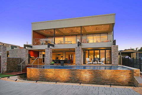 Lang Street Luxury Retreat - Mulwala - Redcliffe Tourism 1