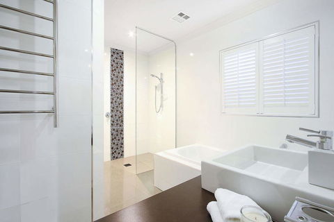 Lang Street Luxury Retreat - Mulwala - Redcliffe Tourism 2