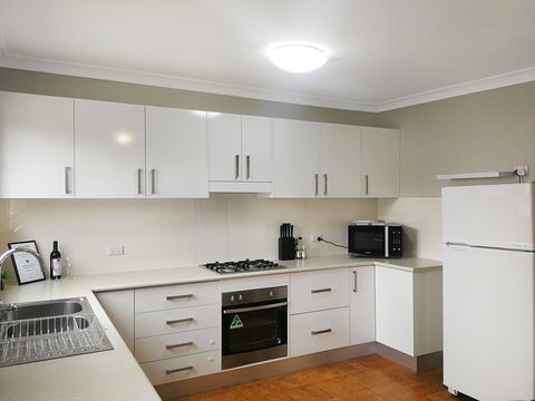 Large 5-Bedroom House With Wifi & Netflix Close To Taronga Western Plains Zoo - Redcliffe Tourism 0