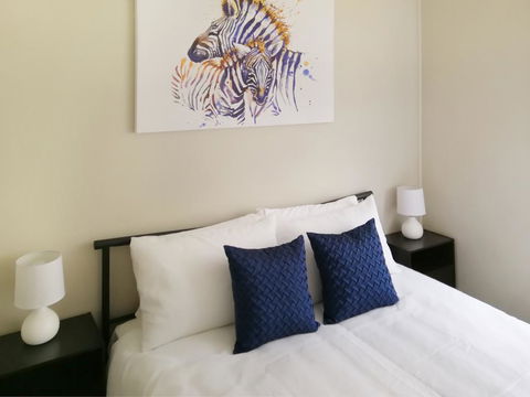 Large 5-Bedroom House With Wifi & Netflix Close To Taronga Western Plains Zoo - Redcliffe Tourism 2