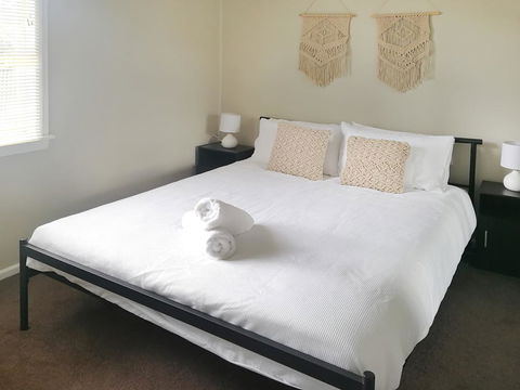 Large 5-Bedroom House With Wifi & Netflix Close To Taronga Western Plains Zoo - Redcliffe Tourism 3