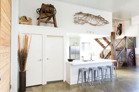 Lazy River Estate Boat House Villa - Redcliffe Tourism 2