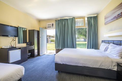 Links Hotel - Redcliffe Tourism 3