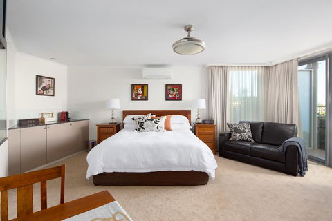 Luna Blu - Luxury B&B - Redcliffe Tourism 1