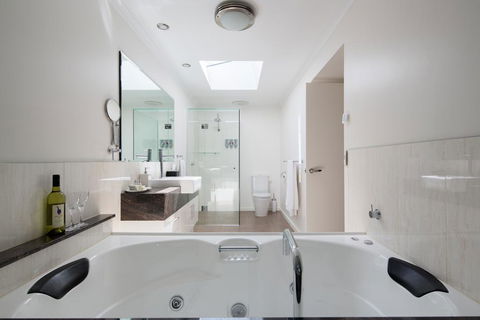 Luna Blu - Luxury B&B - Redcliffe Tourism 2