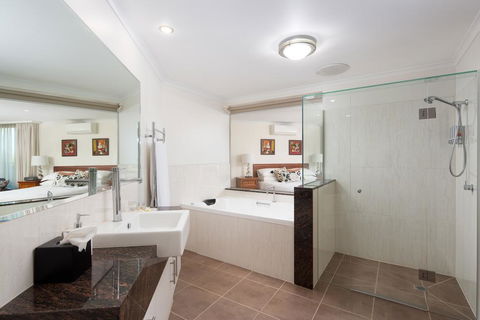 Luna Blu - Luxury B&B - Redcliffe Tourism 3
