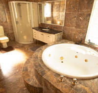 Luxuary self-contained living with Spa. - Redcliffe Tourism