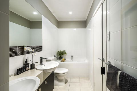 LUXURY Davcorp Executive Rentals - Free Wifi Wine Netflix And Parking In Brompton - Redcliffe Tourism 1