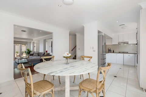 Luxury Family-size Home In Smart Beachside Suburb - Redcliffe Tourism 1