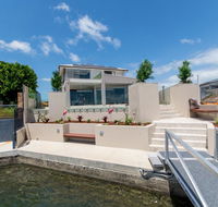 Luxury Waterfront Family Entertainer on Dolphin - Redcliffe Tourism