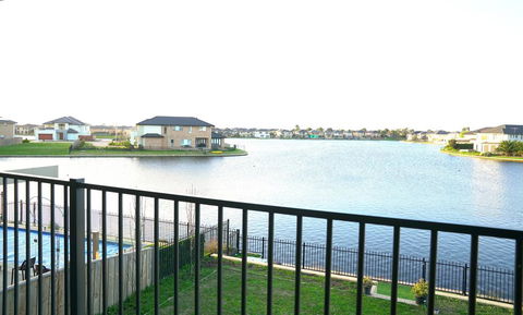 Luxury Waterfront Villa In Sanctuary Lakes - Redcliffe Tourism 2