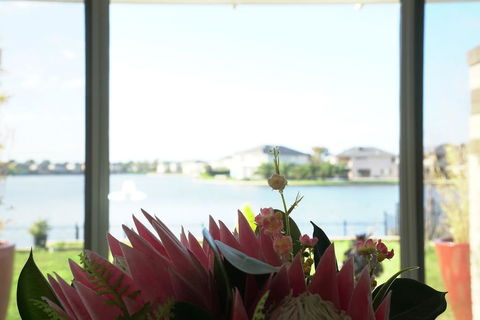 Luxury Waterfront Villa In Sanctuary Lakes - Redcliffe Tourism 3
