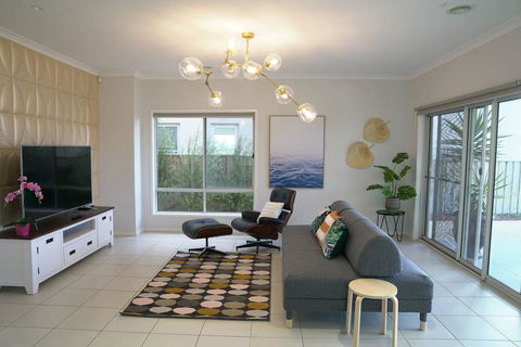 Luxury Waterfront Villa In Sanctuary Lakes - Redcliffe Tourism 0