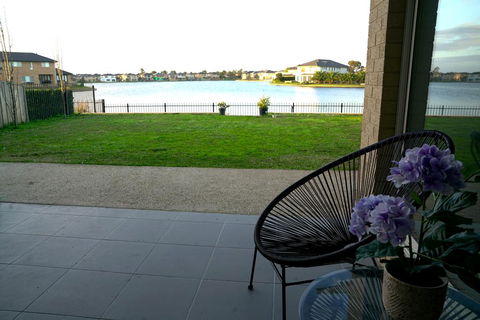 Luxury Waterfront Villa In Sanctuary Lakes - Redcliffe Tourism 1