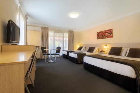 Maclin Lodge Motel - Redcliffe Tourism 1
