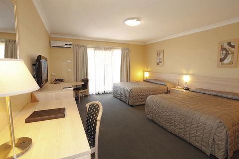 Maclin Lodge Motel - Redcliffe Tourism 3