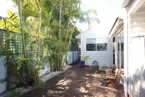 MAGIC BEACH HOUSE - PET FRIENDLY - Redcliffe Tourism 1