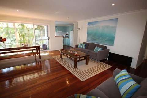 MAGIC BEACH HOUSE - PET FRIENDLY - Redcliffe Tourism 0