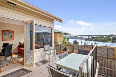 Manfield City Waterfront View Cottage - Redcliffe Tourism 1