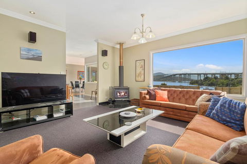 Manfield City Waterfront View Cottage - Redcliffe Tourism 0