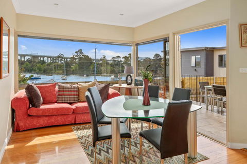 Manfield City Waterfront View Cottage - Redcliffe Tourism 3