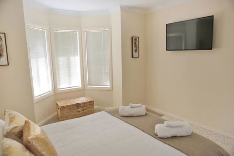 Marina Holiday Home - Redcliffe Tourism 2
