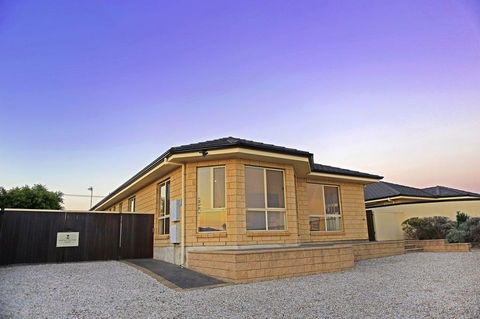 Marina Holiday Home - Redcliffe Tourism 0