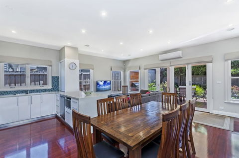 Merri Place - Redcliffe Tourism 0