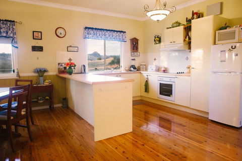 Milford Country Cottages - Redcliffe Tourism 3