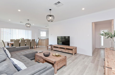 Modern And Spacious Home Near Curtin University - Redcliffe Tourism 0