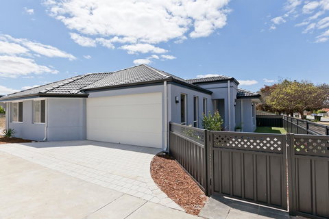 Modern And Spacious Home Near Curtin University - Redcliffe Tourism 1