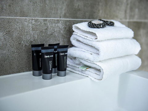 Modern Contemporary Southport Apartment - Redcliffe Tourism 3