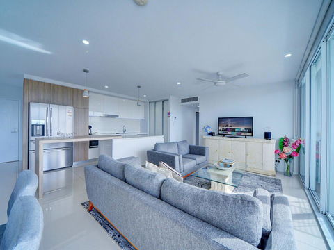 Modern Contemporary Southport Apartment - Redcliffe Tourism 2