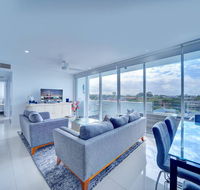 Modern Contemporary Southport Apartment - Redcliffe Tourism